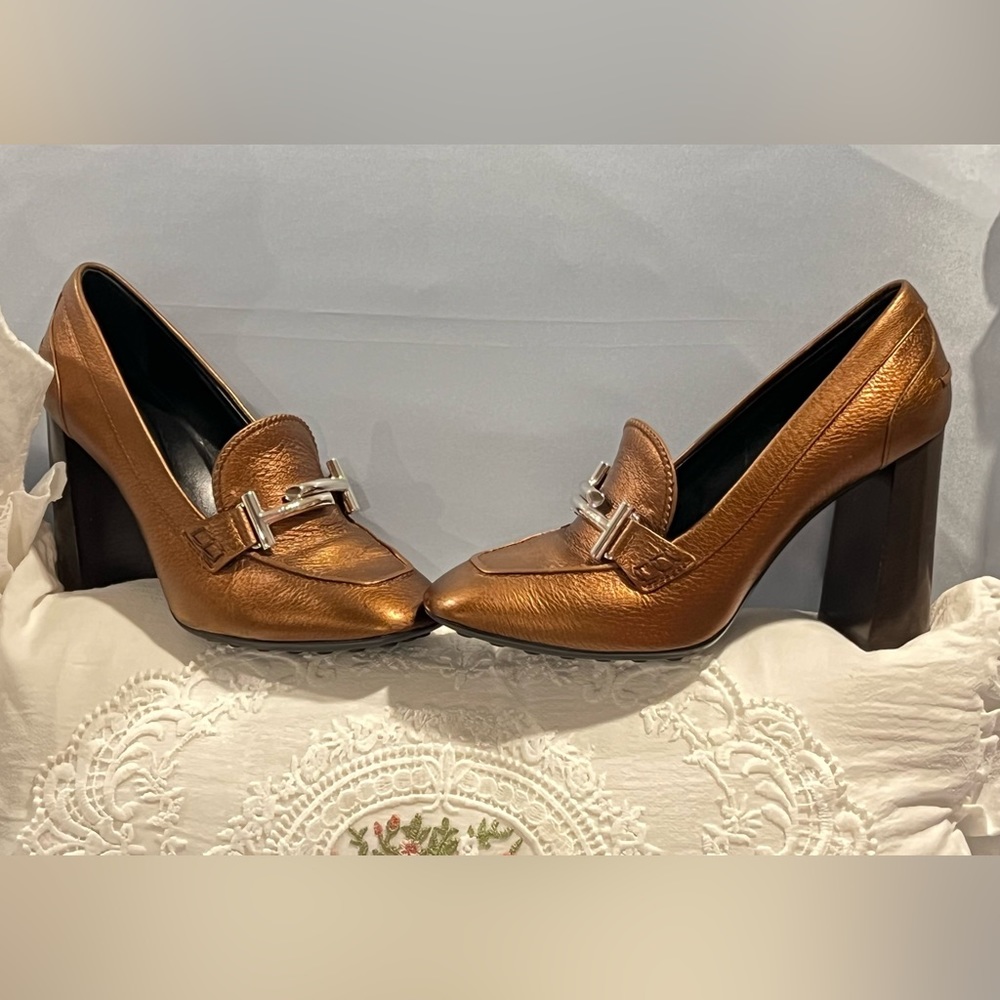 Tod's👠🔥
Tod's Metallic Bronze Leather Gomma Maxi Double T Court Loafer Pumps - Picture 6 of 17
